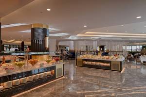 Buffetbereich im Monachus Family Resort Sorgun mit verschiedenen Speisen.