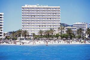 Außenansicht des CM Castell de Mar Hotels am Strand mit vielen Gästen und Palmen.