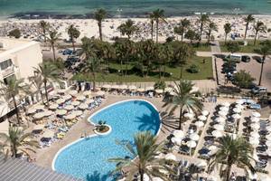 Luftaufnahme des CM Castell de Mar Hotels mit Swimmingpool, Sonnenliegen und Palmen