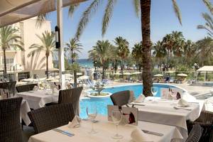 Außentisch des CM Castell de Mar Hotels mit Blick auf den Pool
