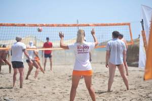 Gruppe spielt Beachvolleyball am Strand vor dem Seven Seas Hotel Life.