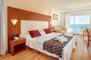 Zimmer im CM Castell de Mar Hotel mit Blick auf den Balkon und das Meer.