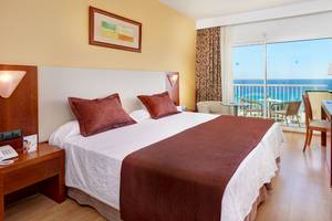 Doppelbett-Zimmer im Hotel CM Castell de Mar mit Blick auf das Meer
