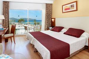 Doppelbett-Zimmer im CM Castell de Mar Hotel mit Meerblick und Balkon.