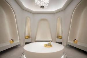Wellnessbereich im Atlantis The Royal Hotel mit einem zentralen runden Tisch und goldenen Schalen.