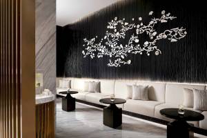 Loungebereich des Atlantis The Royal Hotels mit einer schwarzen Wand und weißen Ornamenten.