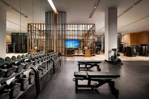 Fitnesscenter im Atlantis The Royal Hotel mit modernen Geräten und Trainingsbereichen.