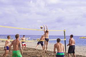 Eine Gruppe junger Männer spielt Volleyball am Strand im Eftalia Ocean Hotel.