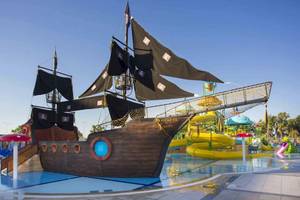 Piratenschiff im Wasserpark des Eftalia Ocean Hotels mit Rutschen und Pool.