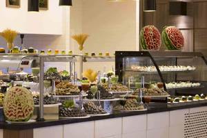 Buffet-Tisch im Eftalia Ocean Hotel mit verschiedenen Gerichten und Wassermelonen-Dekorationen.