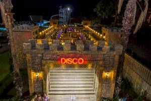 Eftalia Ocean Disco Eingang bei Nacht mit rotem Licht und Personen davor.