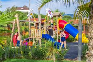 Kinder spielen auf dem Spielplatz im Eftalia Ocean Hotel.