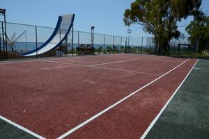 Tennisplatz im Eftalia Ocean Hotel mit Blick auf das Meer und eine Rutsche