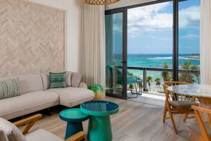 Balkon des Hilton Tulum Riviera Maya All-Inclusive Resorts mit Blick auf das Meer.
