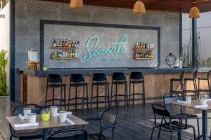 Lounge-Bereich der Seasalt Beach Bar & Grill im Hilton Tulum Riviera Maya All-Inclusive Resort.