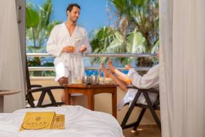 Frühstück auf dem Bett auf dem Balkon im Melas Resort