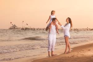 Familie am Strand vor dem Novum Garden Side Hotel