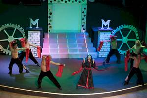 Theateraufführung im Novum Garden Side Hotel mit Schauspielern auf der Bühne.