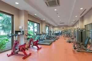 Fitnesscenter im Novum Garden Side Hotel mit mehreren Laufbändern und Fitnessgeräten.
