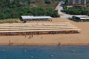 Luftaufnahme des Novum Garden Side Hotels mit vielen Gästen am Strand und im Wasser.