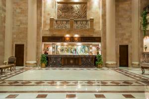 Empfangsbereich des Shams Safaga Resorts mit Marmorboden und zentraler Rezeption