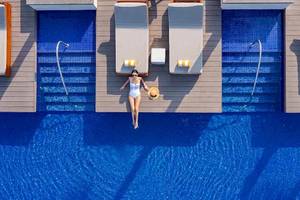Oberoi Beach Resort Al Zorah Poolbereich mit Frau im Schwimmbad