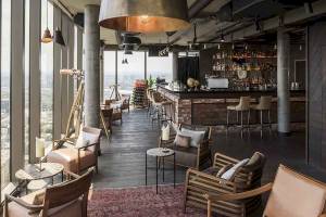 Loungebereich des Novotel London Canary Wharf Hotels mit Blick auf die Stadt.