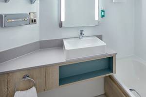 Badezimmer im Leonardo Hotel London Croydon mit Waschbecken und Badewanne