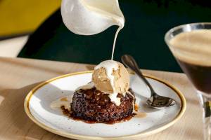 Dessert mit Eiscreme und Sauce auf einem Teller im Leonardo Hotel London Croydon.