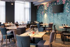 Restaurant im Leonardo Hotel London Croydon mit blauen Wänden und floralen Mustern.