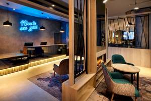 Rezeption des Leonardo Hotel London Croydon mit modernem Design und Beleuchtung.