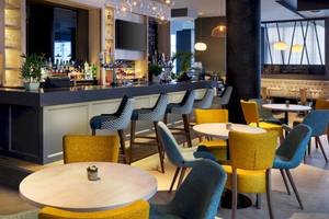 Innenansicht der Bar im Leonardo Hotel London Croydon mit Theke, Stühle und Tische.