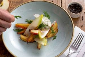 Ein Teller mit gegrilltem Birnensalat im Novotel London West.