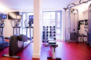 Fitnessstudio im DoubleTree by Hilton Tower of London mit Laufbändern und anderen Geräten.