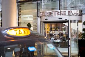 Ein Taxi vor dem Eingang des DoubleTree by Hilton Tower of London Hotels.