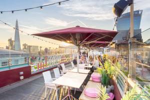 Dachterrasse des DoubleTree by Hilton Tower of London mit Tischen und Sonnenschirmen