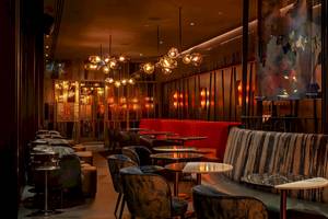 Innenansicht des Restaurants im DoubleTree by Hilton Tower of London mit modernen Möbeln und warmer Beleuchtung.