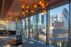 Innenansicht des DoubleTree by Hilton Tower of London mit Blick auf die Skyline von London.