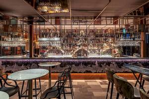 Bar im DoubleTree by Hilton Tower of London mit modernem Design und vollbestückten Regalen.