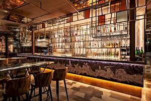 Bar im DoubleTree by Hilton Tower of London mit vielen Flaschen und Gläsern