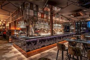Bar im DoubleTree by Hilton Tower of London mit Marmortheke und Glaselementen.