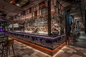 Cocktailbar im DoubleTree by Hilton Tower of London mit Marmorwand und hängenden Flaschen