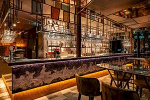 Die Bar im DoubleTree by Hilton Tower of London mit einer großen Theke und vielen Flaschen.