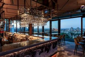 Bar im DoubleTree by Hilton Tower of London mit Blick auf die Stadt