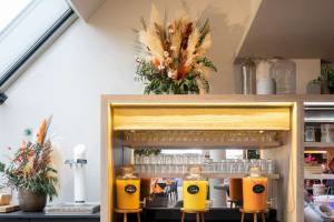 Frühstücksbuffet im Novotel Paris Centre Bercy mit bunten Getränkespendern und Dekoration.