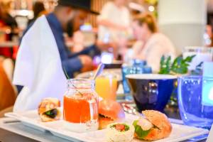 Frühstücksbuffet im Hotel Novotel Paris Centre Bercy mit Sandwiches, Getränken und Früchten.