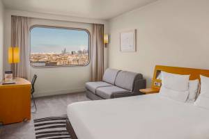 Hotelzimmer im Novotel Paris Tour Eiffel mit Blick auf die Stadt