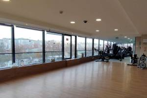 Fitnessraum im Novotel Paris Tour Eiffel mit Blick auf die Stadt.