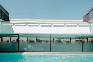 Ein Schwimmbad im Novotel Paris Tour Eiffel Hotel mit einer Person, die schwimmt.