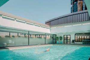 Schwimmbad im Novotel Paris Tour Eiffel mit einer Person, die schwimmt